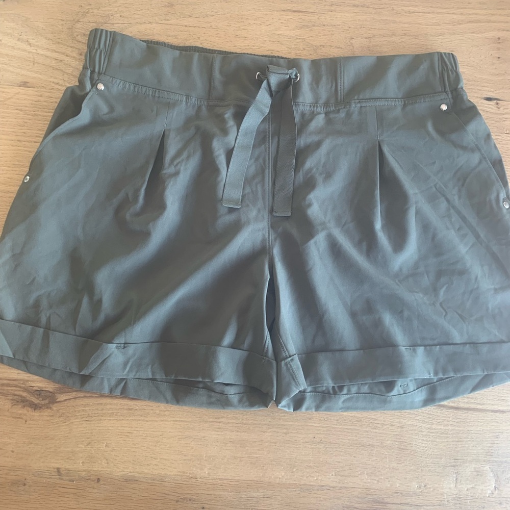 Mondetta High Waisted Pleated Cuffed Shorts Green Women’s Large Preloved
